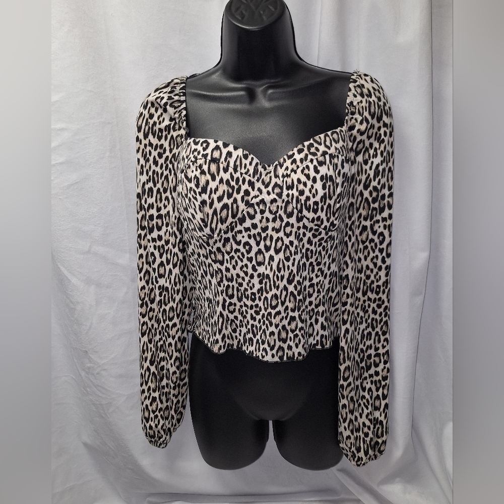 Sincerely Jules leapord print blouse has chest pads stockinette stitch in back s